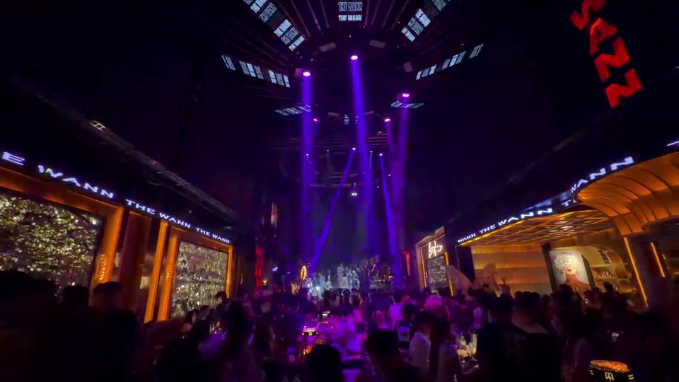 Không khí Purple Night tại The Wann